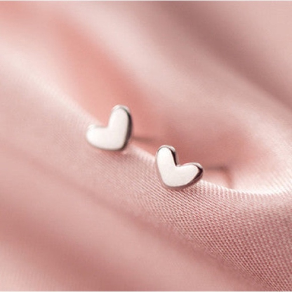 NEW Tiny Heart stud Earrings in Silver color - Minimalist - Boutique - Picture 4 of 5
